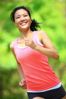 yolda çalışan runner atlet