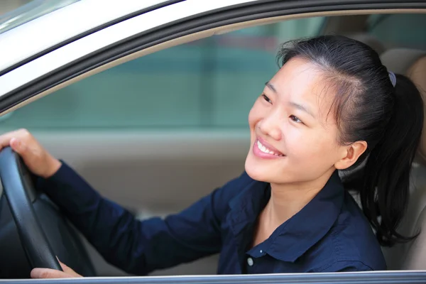 Žena řídí auto — Stock fotografie