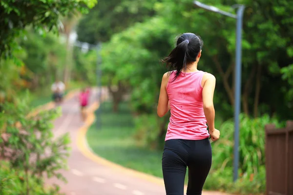 Mulher correndo no parque — Fotografia de Stock