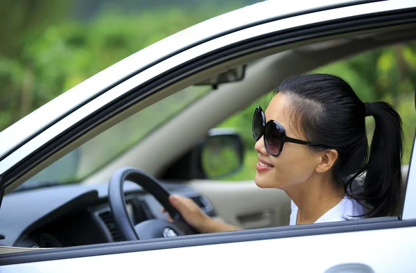 Szczęśliwa kobieta kierowca — Zdjęcie stockowe