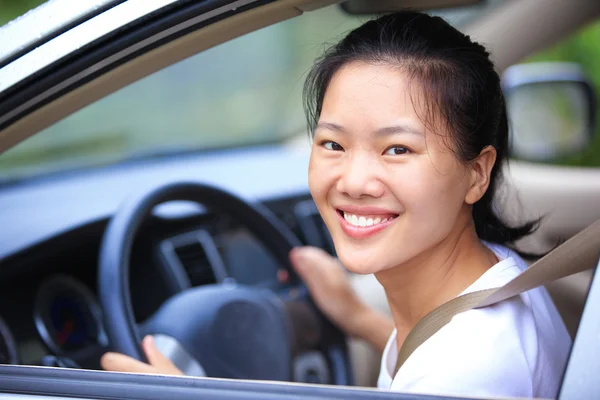 Счастливая женщина водитель — стоковое фото