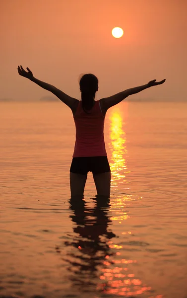 Indietro della donna sana di yoga — Foto Stock