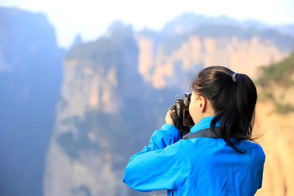 Mujer fotógrafo al aire libre — Foto de Stock