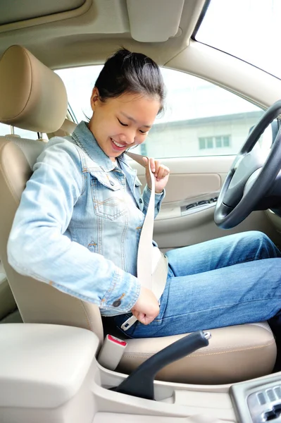 Mulher motorista fivela até o cinto de segurança — Fotografia de Stock