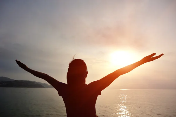 Woman open arms to the sunris — Stock Photo, Image