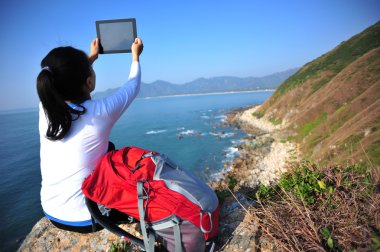 fotoğrafta kadının kullanım dijital tablet hiking