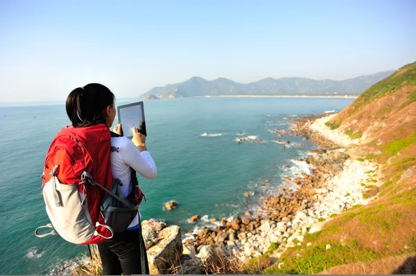 Wanderin fotografiert mit digitalem Tablet — Stockfoto