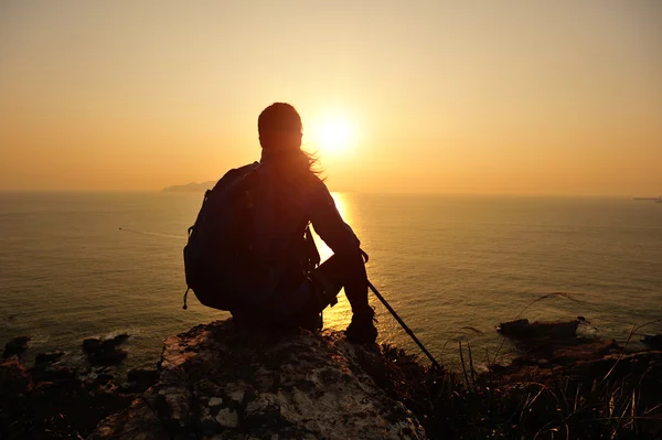 Hiking woman sit on mountain rock — Stock Photo, Image