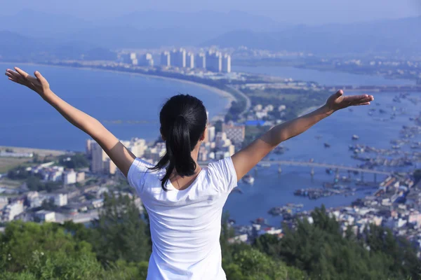 Mujer en la cima de la montaña — Foto de Stock