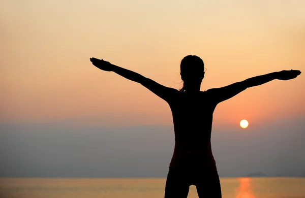 Offene Arme am Strand bei Sonnenuntergang — Stockfoto