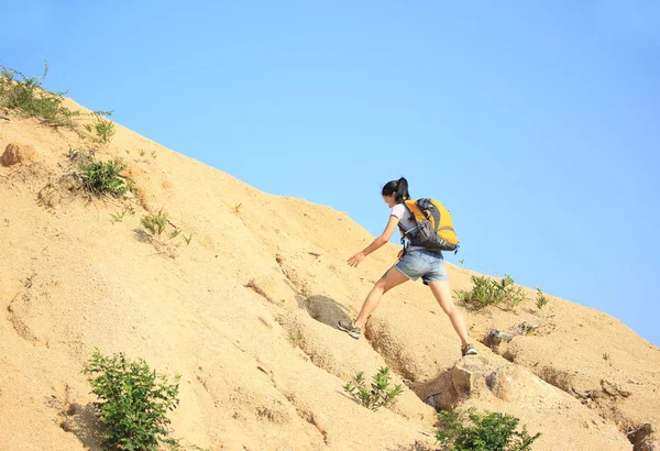 Mujer excursionista emocionado —  Fotos de Stock