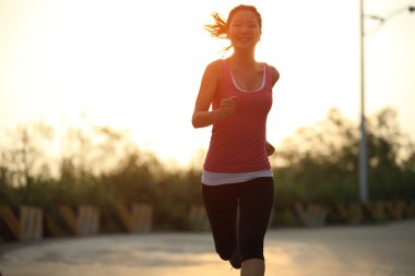yolda çalışan runner atlet