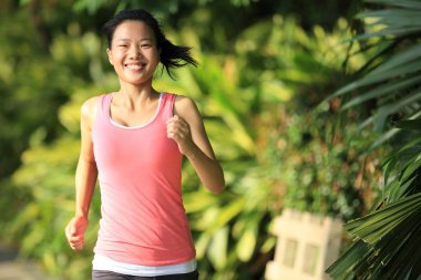 yolda çalışan runner atlet
