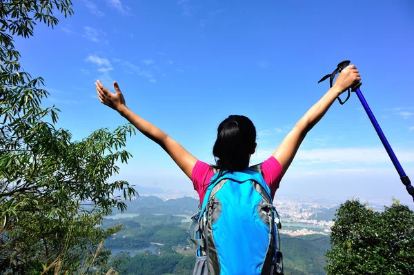 女性登山家は、美しいお楽しみください。 — ストック写真