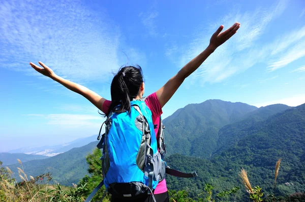 Bergsteigerin genießt die schöne Aussicht — Stockfoto