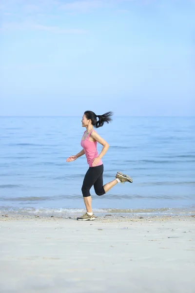 해변에서 실행 하는 아시아 여자 — 스톡 사진