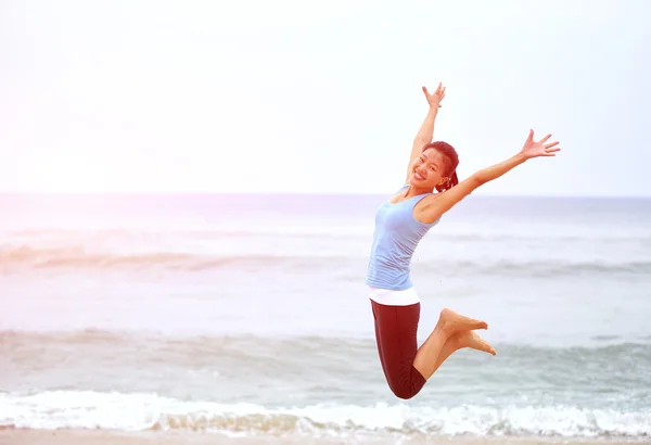 Woman jumping seaside — Stock Photo, Image