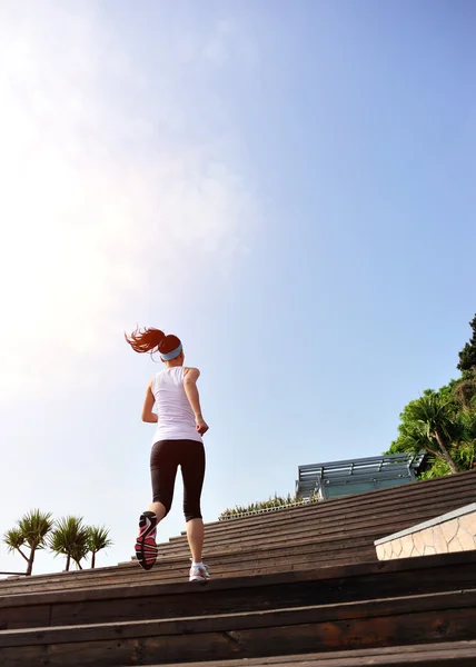 Frau läuft auf Steintreppe am Meer — Stockfoto