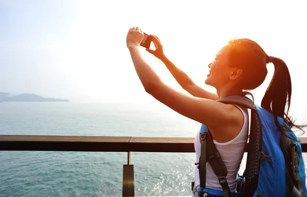 Молодая женщина турист использовать смартфон — стоковое фото