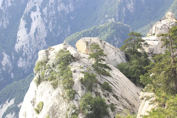 Pagoda de piedra construida en el acantilado de piedra —  Fotos de Stock