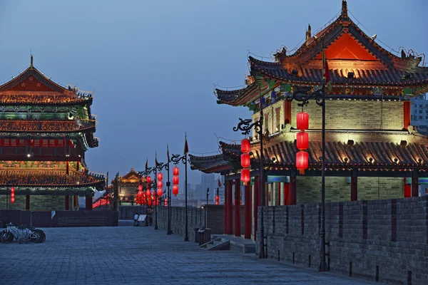 Nachtscène bij xian stadsmuur — Stockfoto