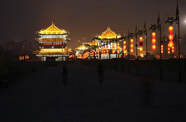 Scène nocturne au mur de la ville de xian — Photo