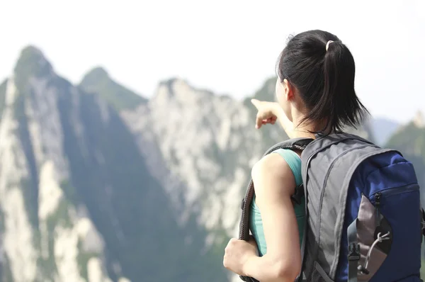 Hiking woman stand under blue sky — Stock Photo, Image