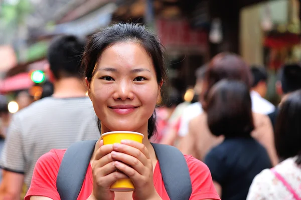 Frau mit einer Tasse Kaffee — Stockfoto