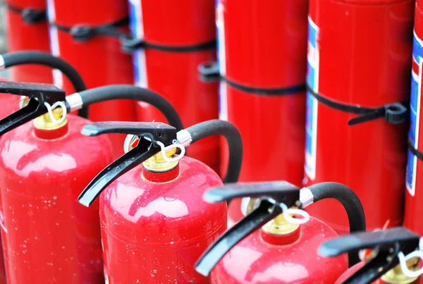 Roter Feuerlöscher — Stockfoto