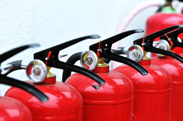 Roter Feuerlöscher — Stockfoto