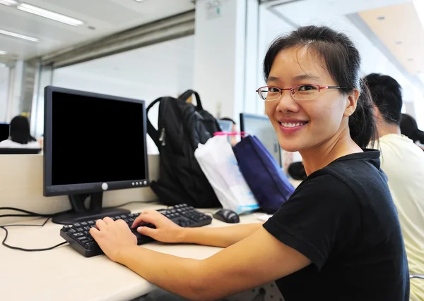 Estudiante usando computadora — Foto de Stock