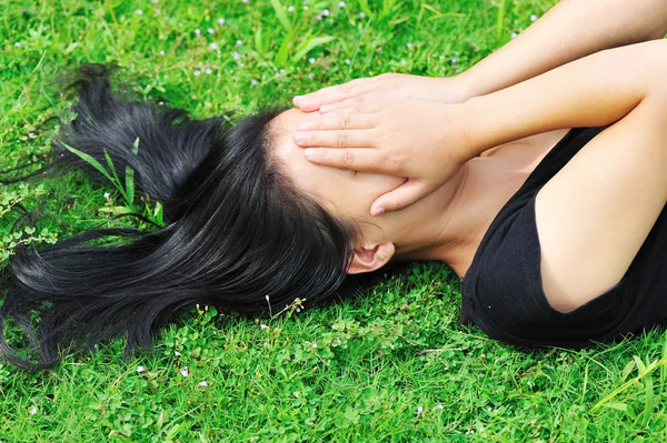 Woman laying in grass — Stock Photo, Image