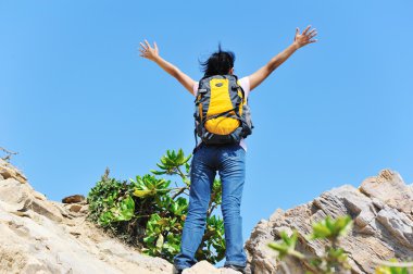 yürüyüş kadın stand mavi gökyüzü altında