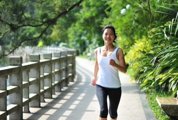 Asiatin joggt im Park — Stockfoto