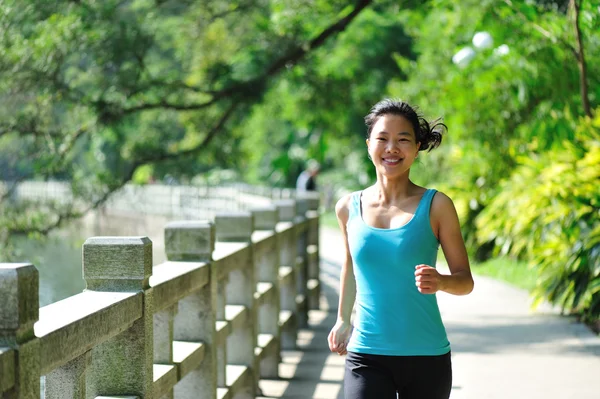 Asiatin joggt im Park — Stockfoto