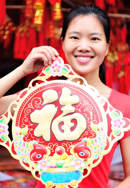 Jeune femme asiatique à la tour de tambour — Photo