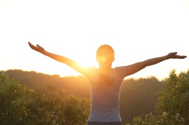 yürüyüş kadın stand mavi gökyüzü altında