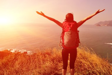 kadın hiker kollarını denize