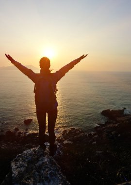 kadın açık denizde sunrise için kolları