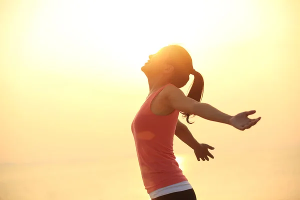 Woman opening arms under the sunrise — Stock Photo, Image