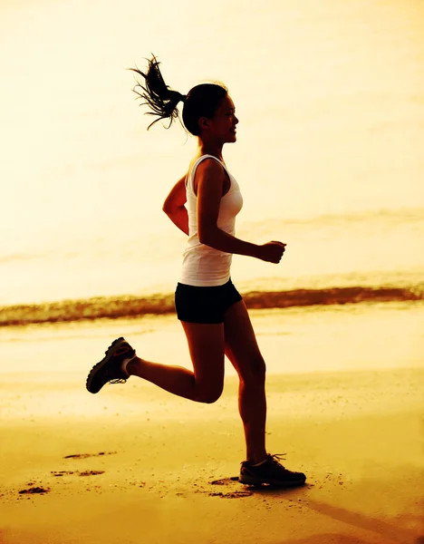 Žena běžící mořská pláž — Stock fotografie