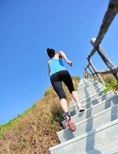 Läuferin läuft auf Bergsteintreppe — Stockfoto