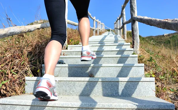 Atleta corridore che corre a scale di pietra di montagna — Foto Stock