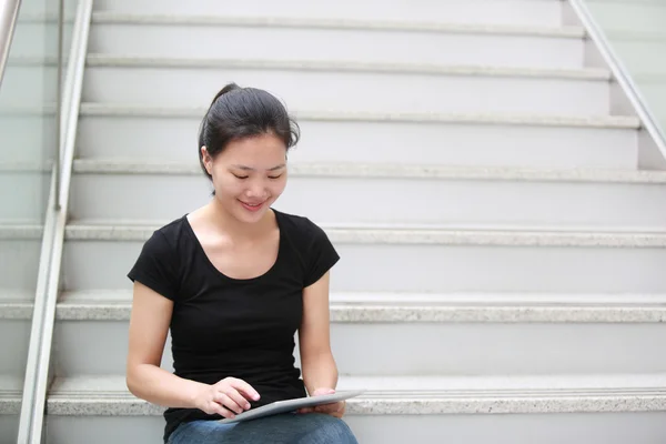 College student läsa bok — Stockfoto