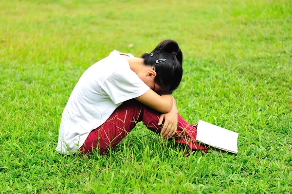 Studnet reading book on grass — Stock Photo, Image