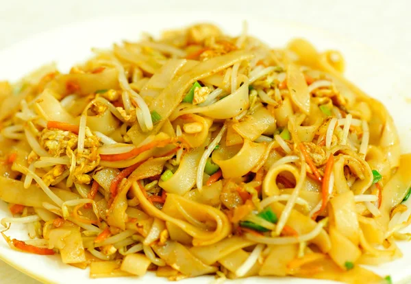 Mescolare fritto lo mein con verdure — Foto Stock