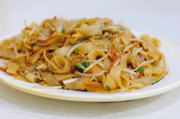 Stir fried lo mein with vegetables — Stock Photo, Image