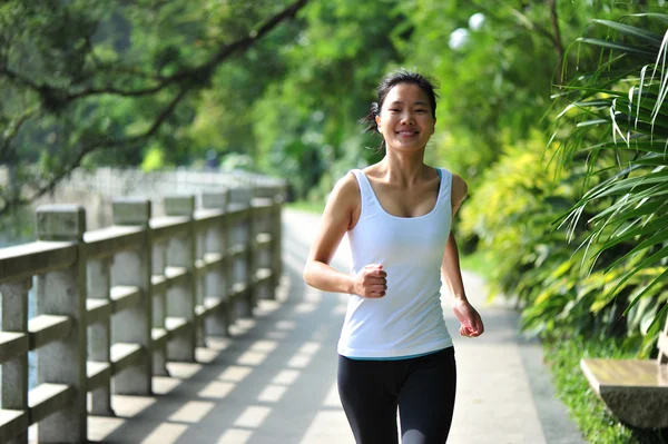 Asiatin joggt im Park — Stockfoto