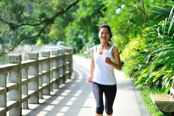 Asijské žena jogging v park — Stock fotografie