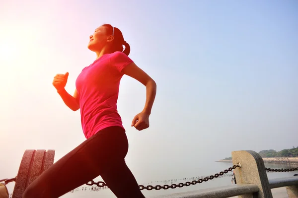 Mujer corriendo a la orilla del mar al amanecer —  Fotos de Stock